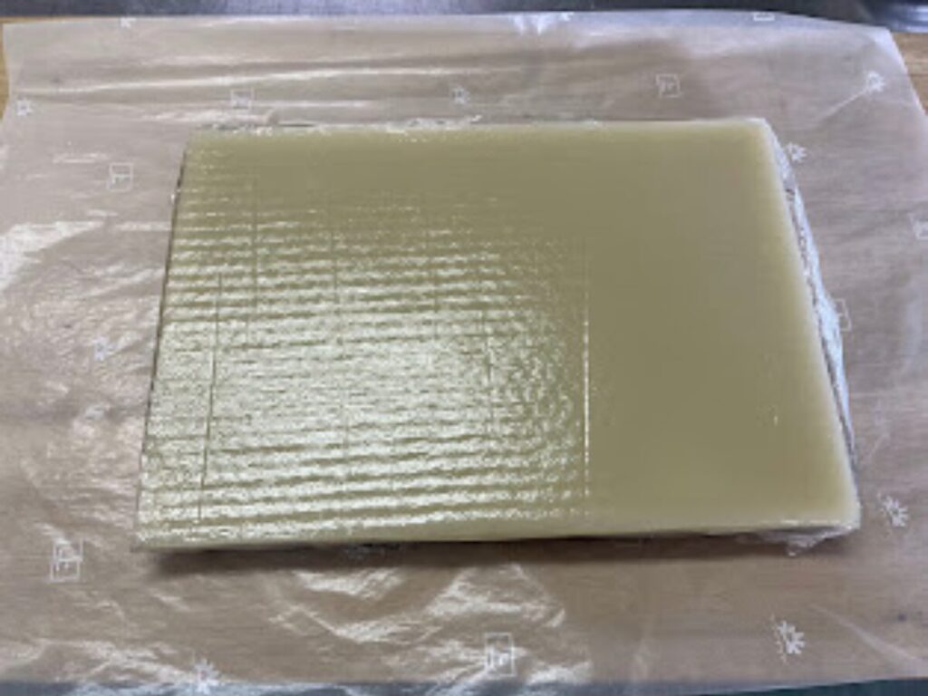 水無月を裏返してビニールをはがす