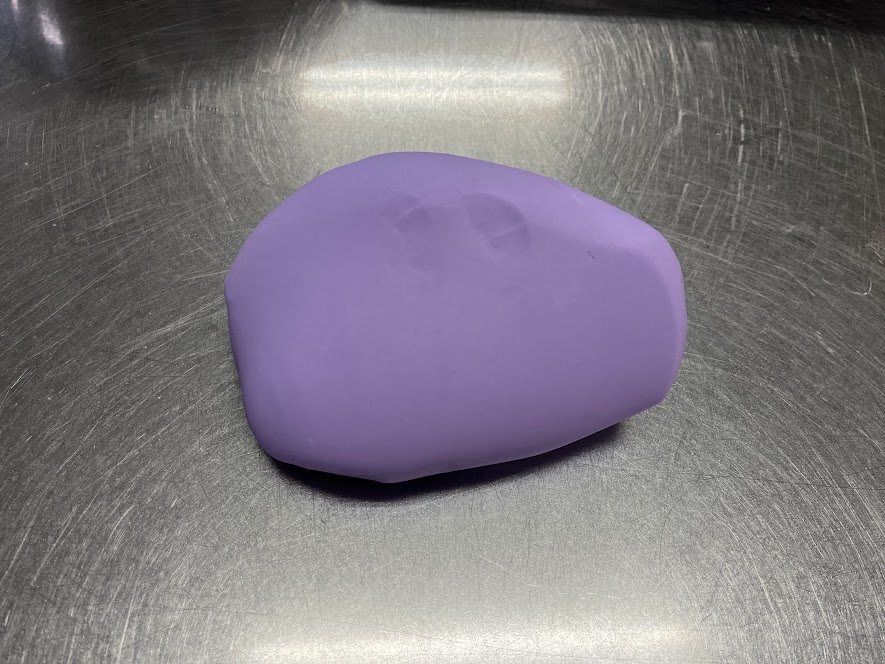 鉄線用に紫に着色した練切