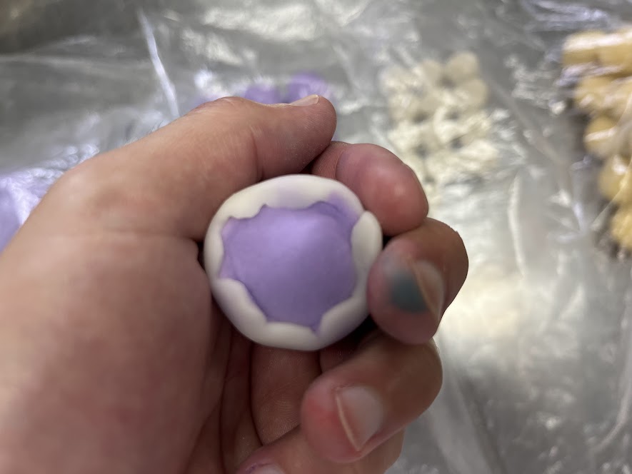 鉄線の白練切で紫練切を包む