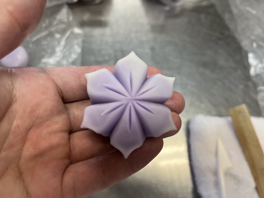 鉄線の花弁に模様をいれる