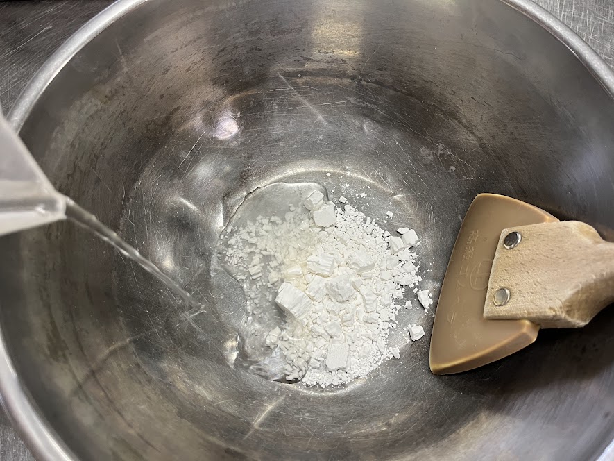 葛粉を水で溶かす