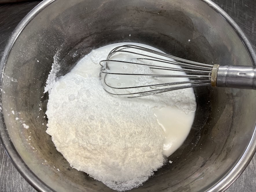 葛粉に粉類を混ぜ合わせる