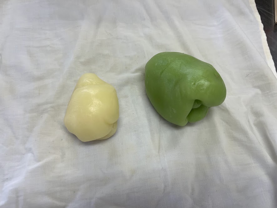 一部を緑色に着色した外郎生地