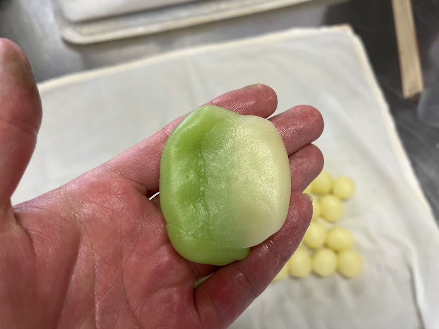 外郎生地の緑に黄色を張り付けてぼかす