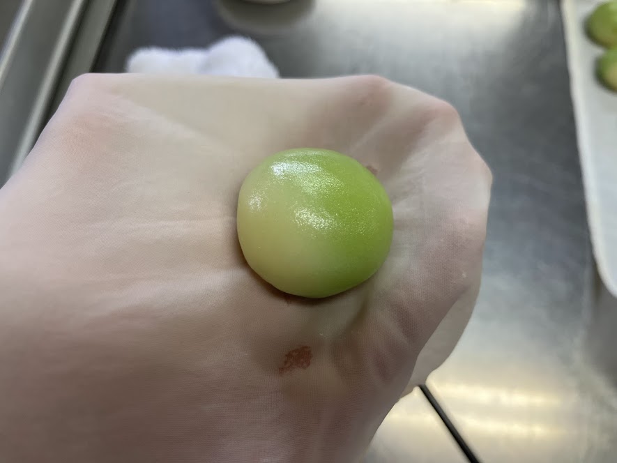 布巾の上に乗せた上生の青梅