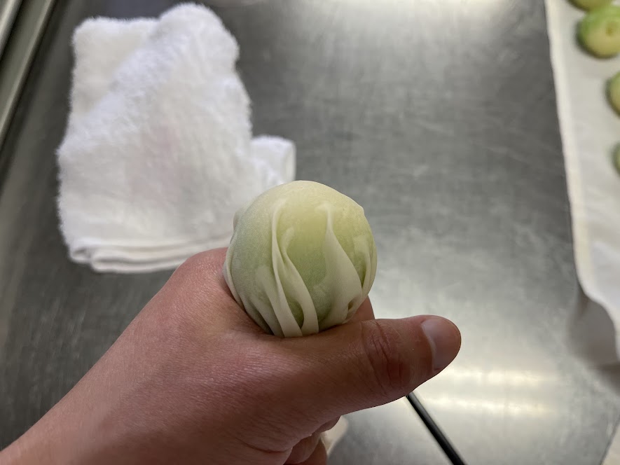 布巾の中に包んだ上生の青梅