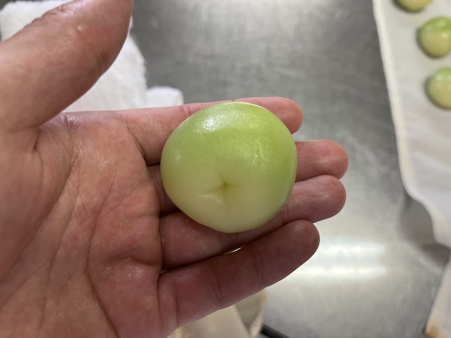 箸でくぼみが付いた上生の青梅