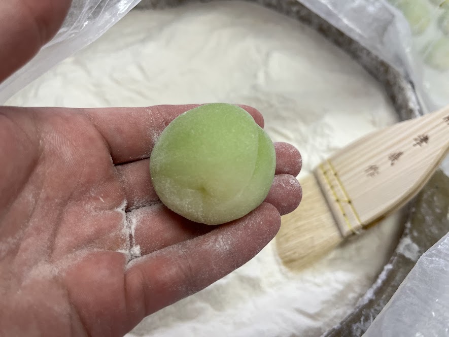 仕上げに寒梅粉をまぶす