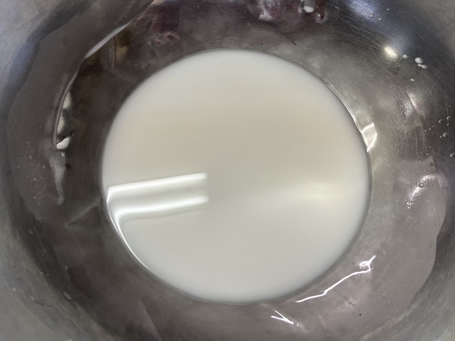 水無月用の葛粉を水で溶かす様子