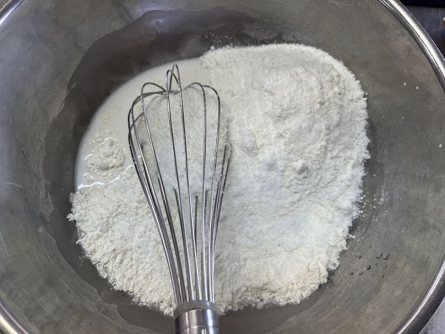 水無月の溶かした葛粉に粉類を加える