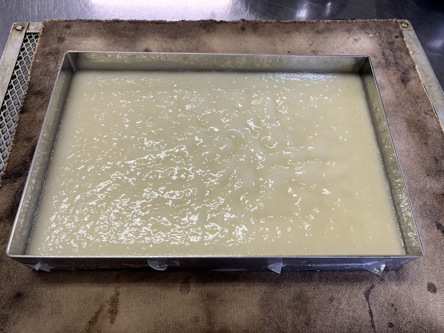蒸しあがった水無月の外郎生地