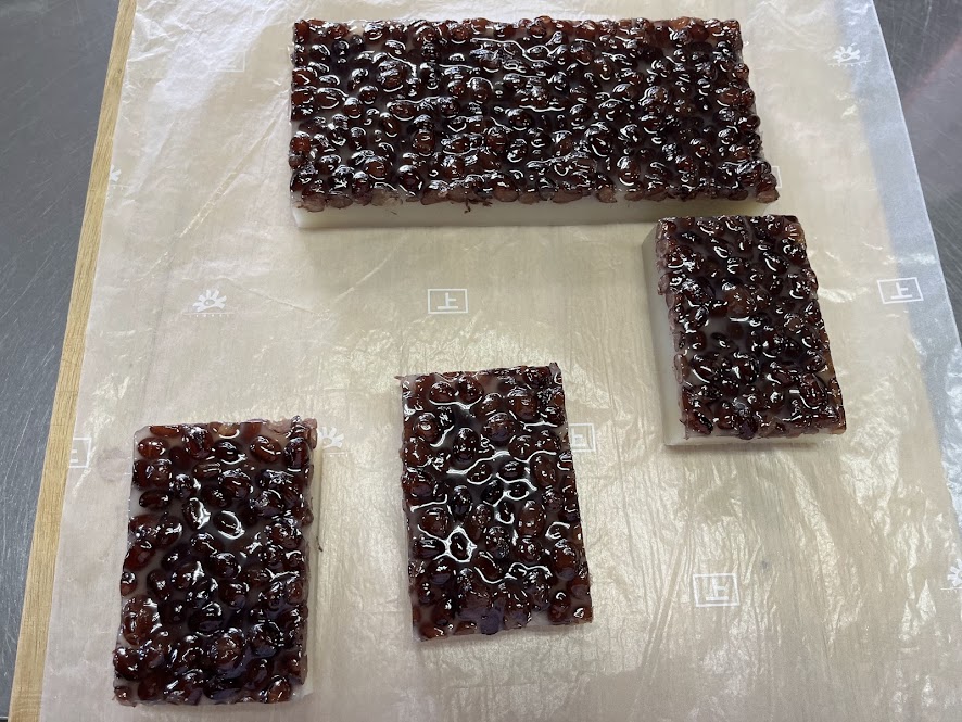縦に3等分にカットした水無月