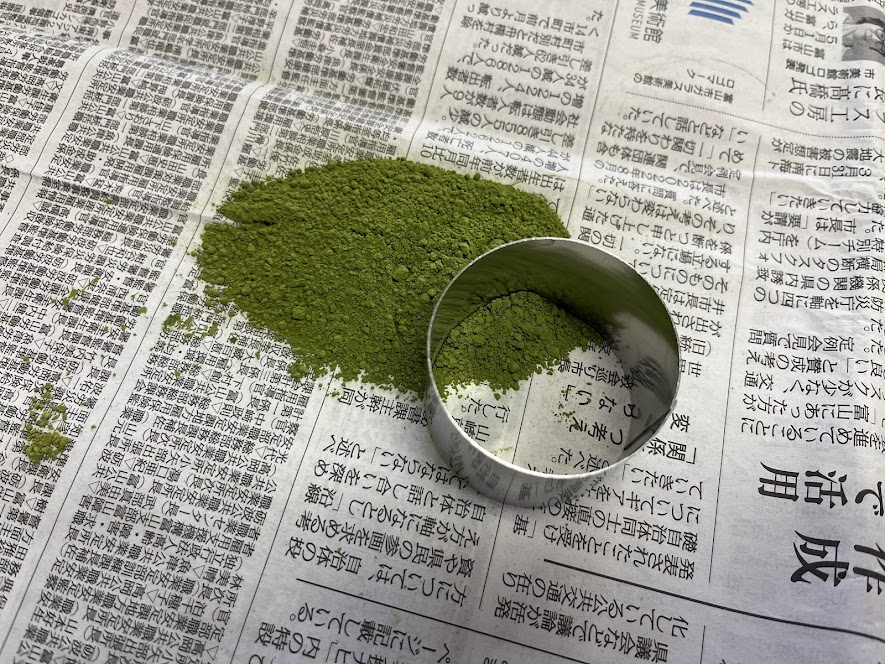 ツユクサをイメージしてつける緑の線用の抹茶