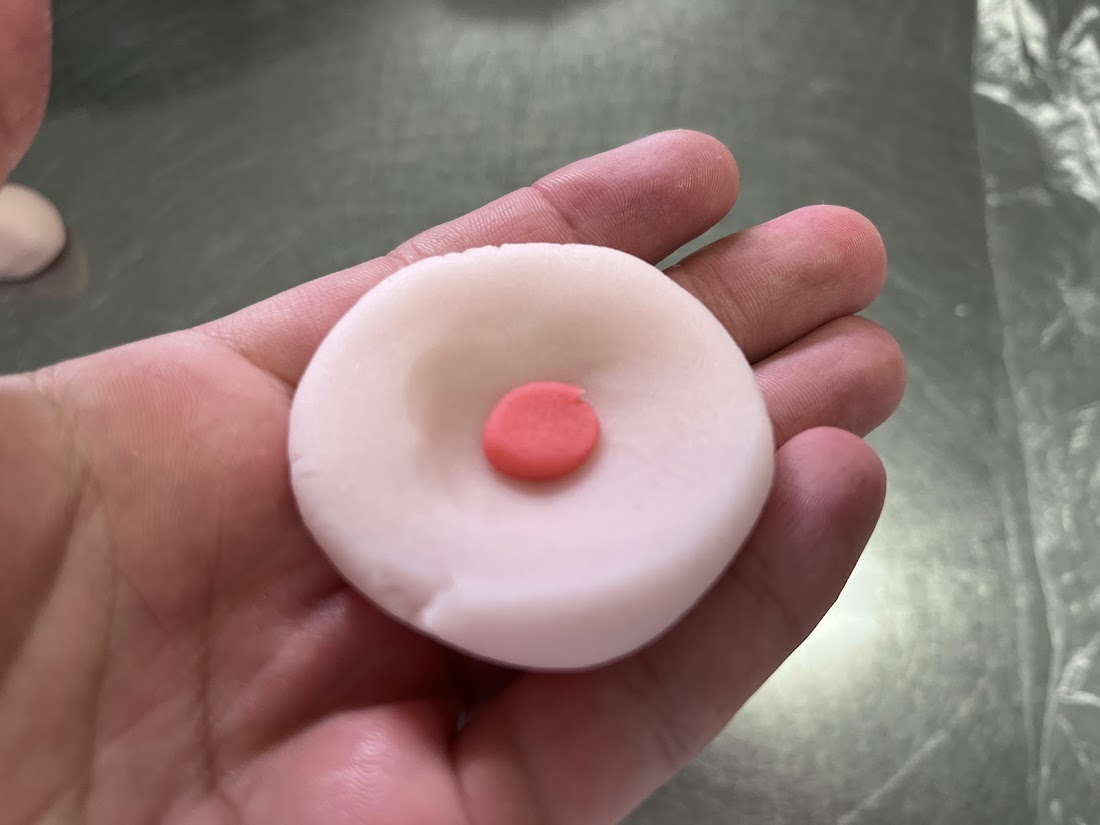 立葵のピンク練切のくぼみに赤練切を少量いれる