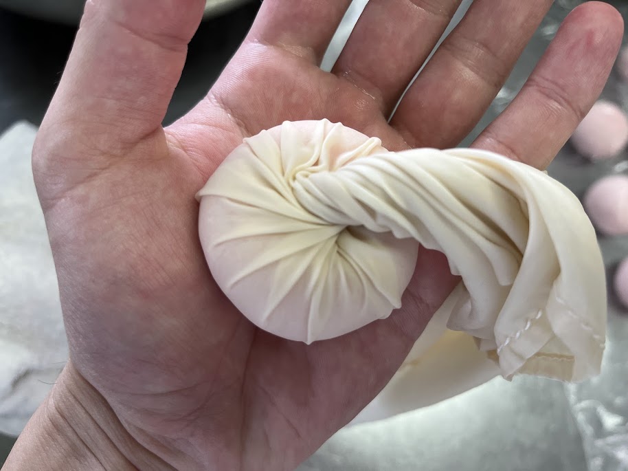 絞り目をぐっと押し込んだ立葵