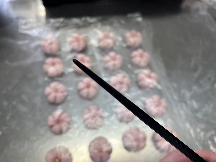 立葵の真ん中に箸で穴をあける
