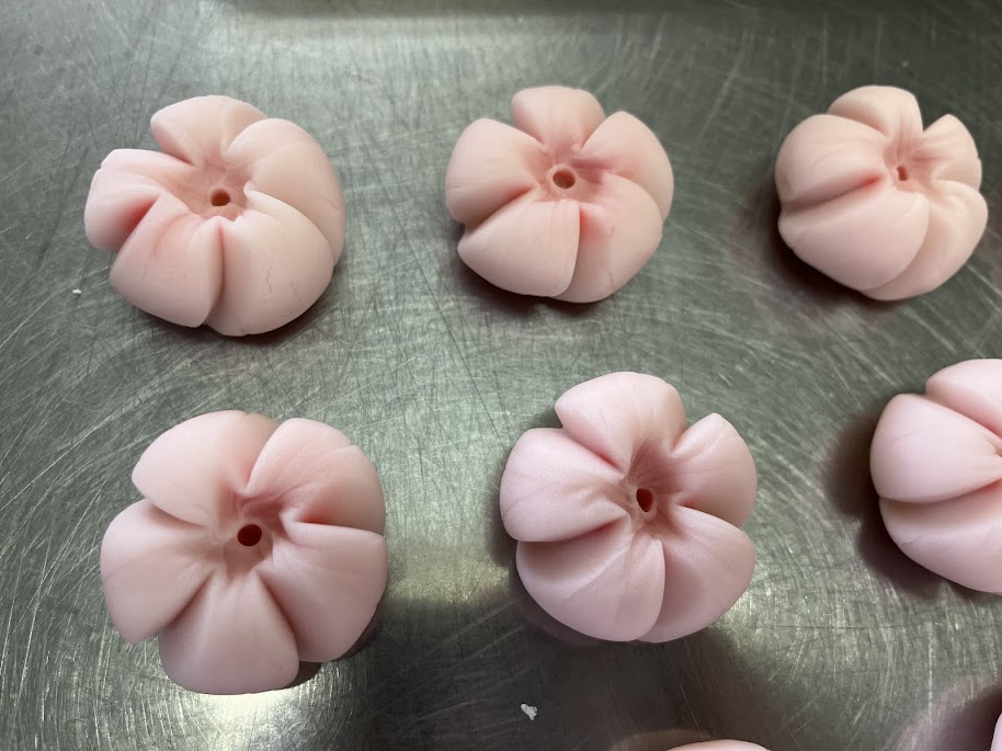 立葵の真ん中に箸で穴をあけた状態