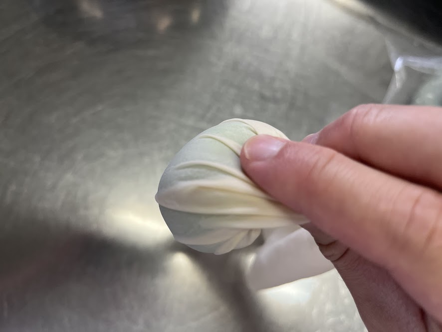 香魚を絞り布巾で絞る