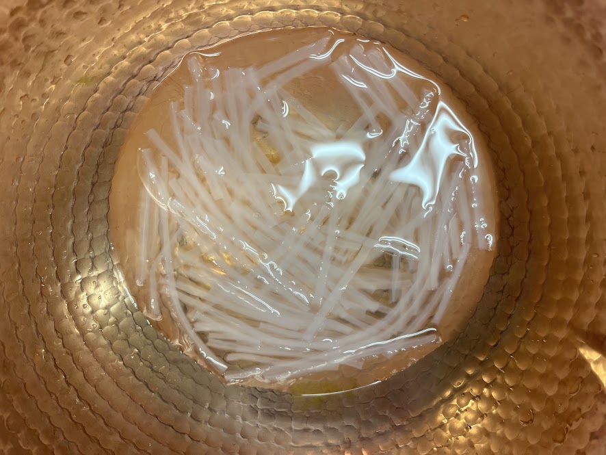 糸寒天に分量の水を加える