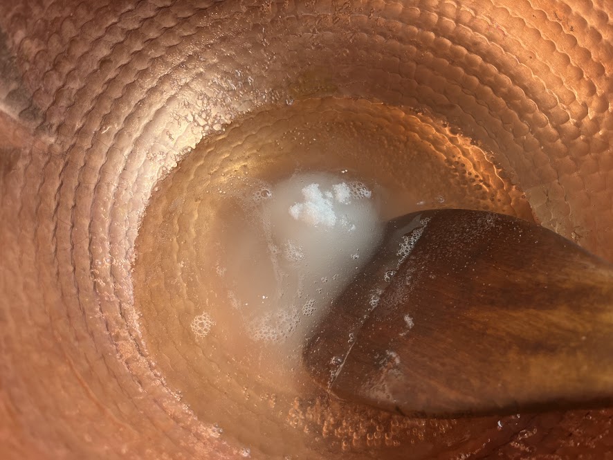 錦玉に砂糖を加えて煮詰めていく