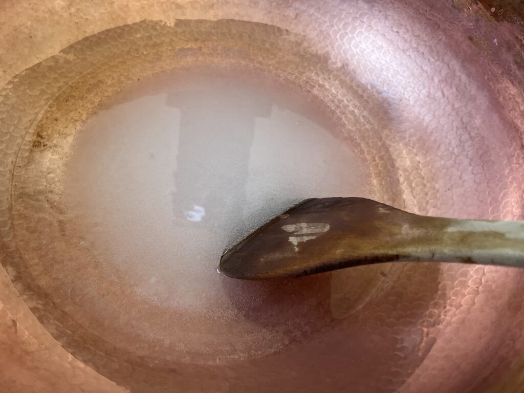 砂糖を焦がさないようにへらを入れる
