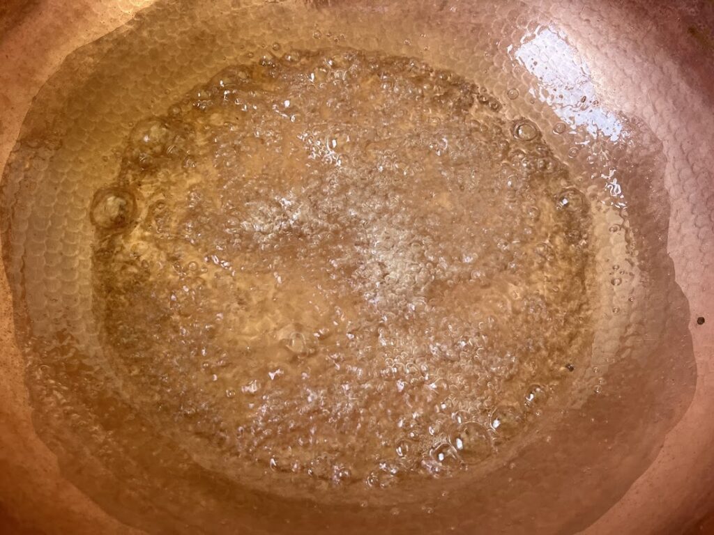 完全に砂糖が溶けきった白並餡の砂糖水