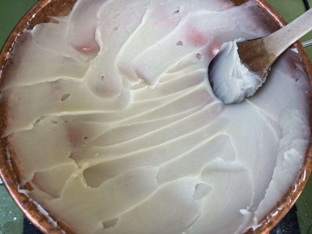 白並餡をサワリの鍋肌につける