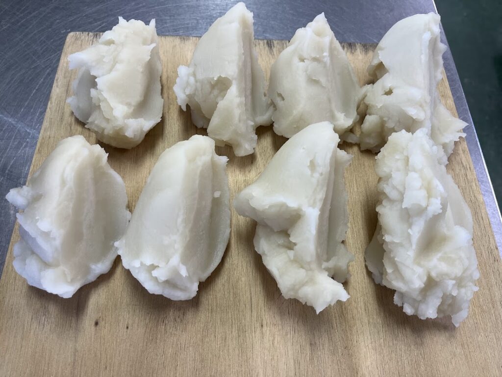 取板に白並餡を取り分ける