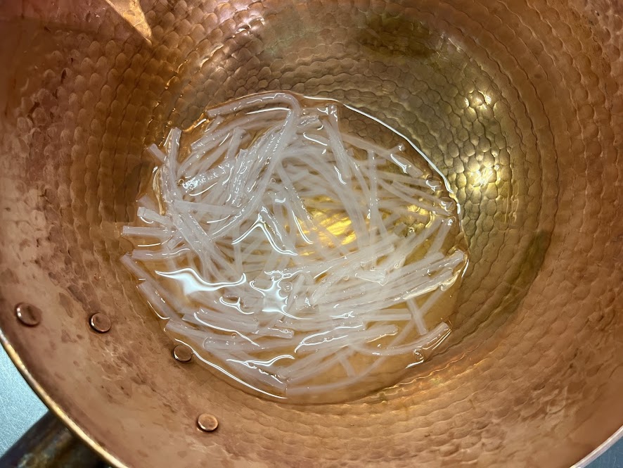 糸寒天を溶かして艶天を作る