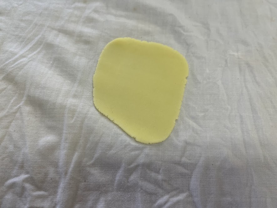 短冊用に伸ばした黄色の練切