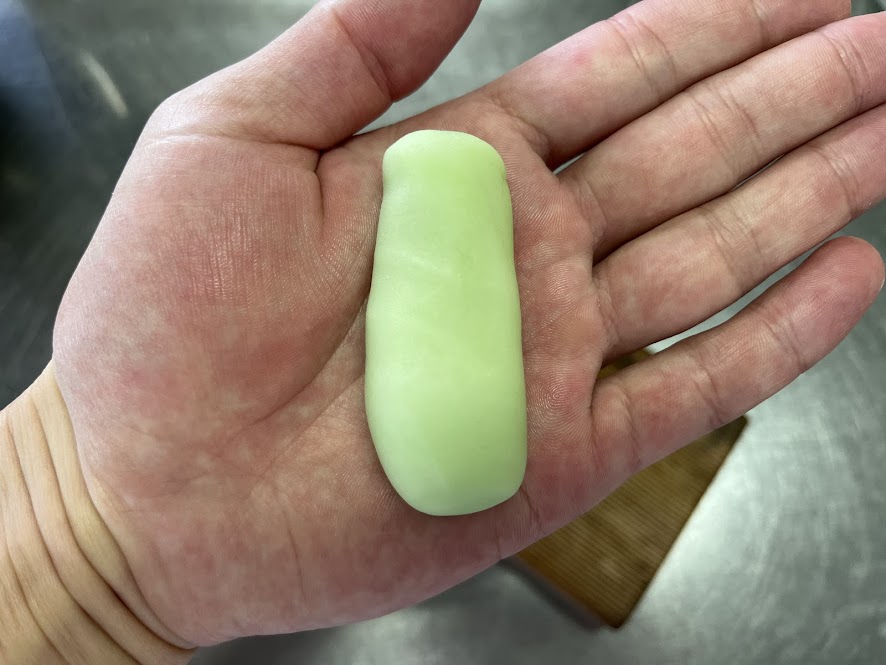 短冊用緑練切を伸ばす