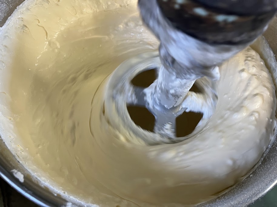 ラムケーキの生地に小麦粉と牛乳を加えた状態