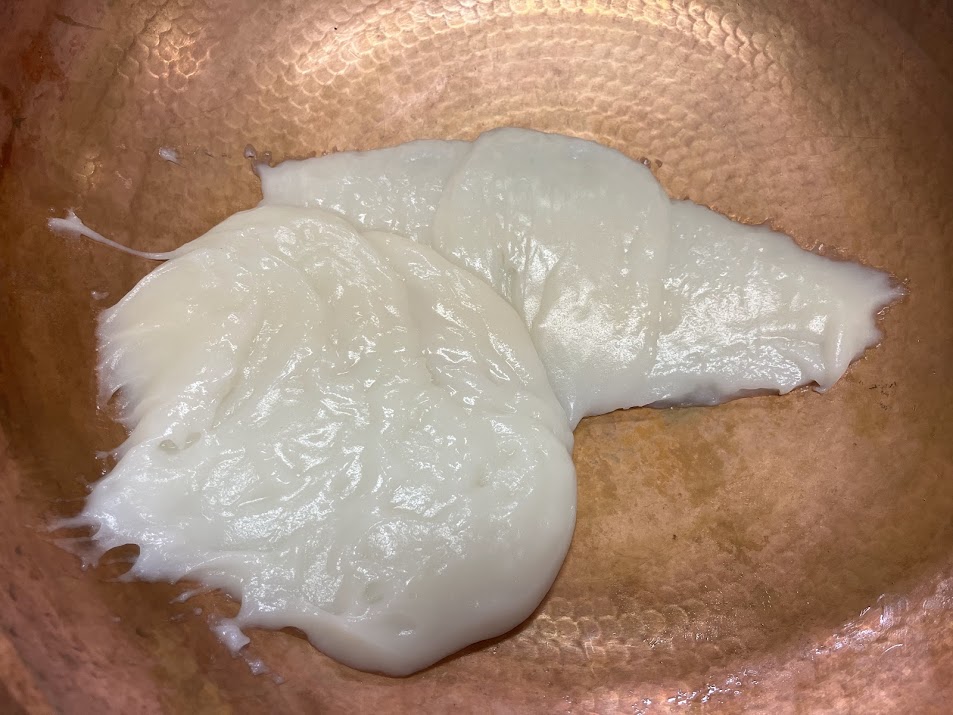 蒸しあがった求肥をサワリに入れる