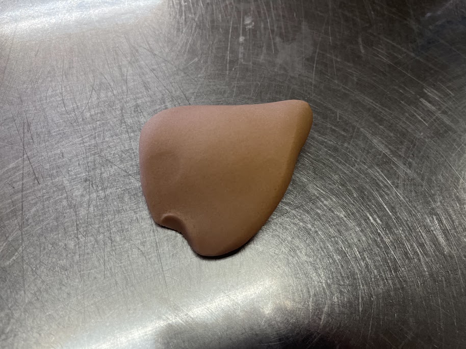 茶色に着色した篝火の練切