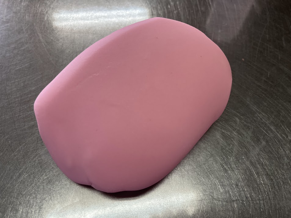 ピンクに染めた着せ綿の練切