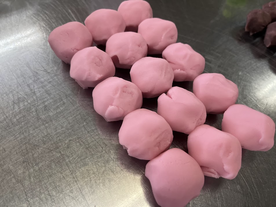 ピンクに染めた着せ綿の練切2