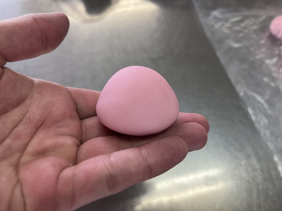 着せ綿の練切を山型に成型する