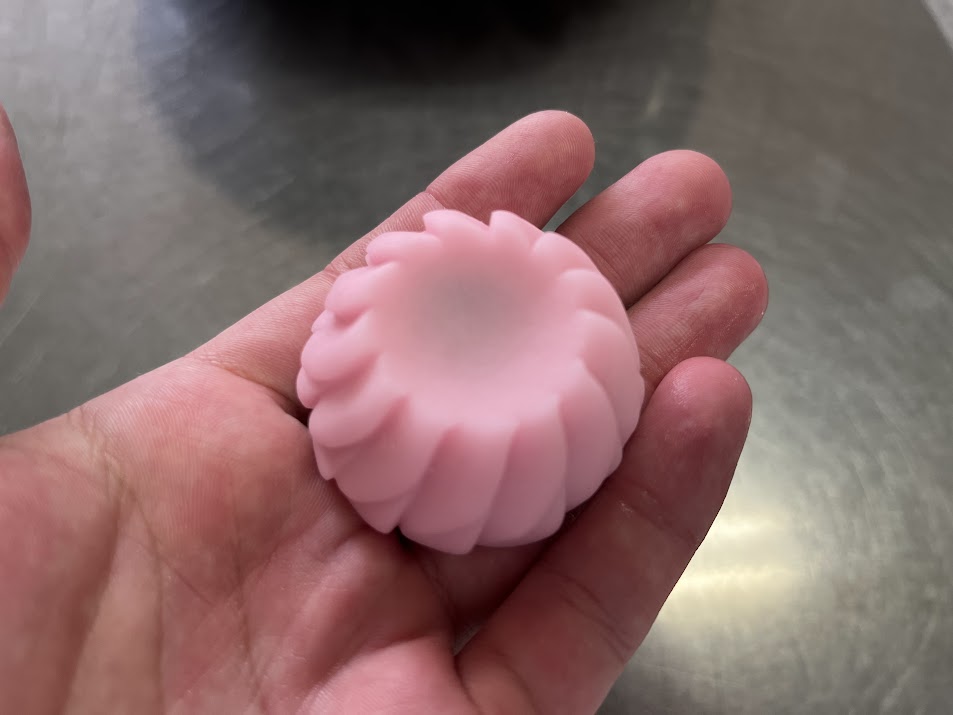 着せ綿をタマゴ型でくぼませる