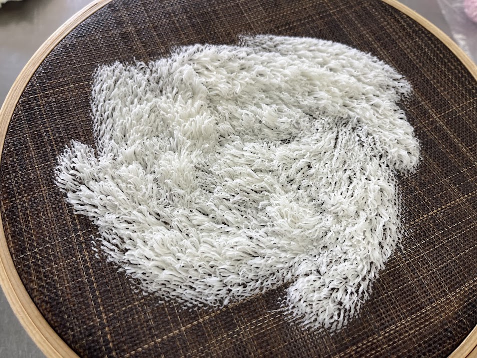 白い練切を濾しだす