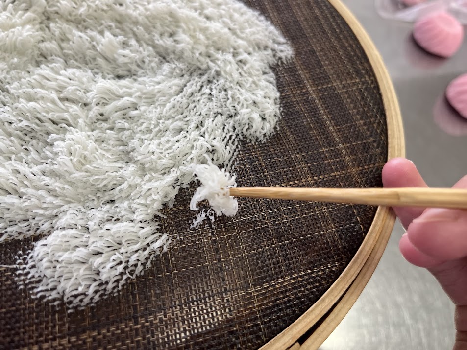 着せ綿の上にのせる白い練切を少量取る