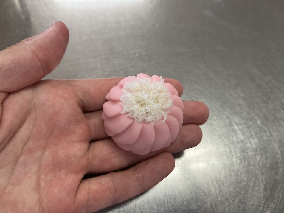 着せ綿の上に白い練切が乗った