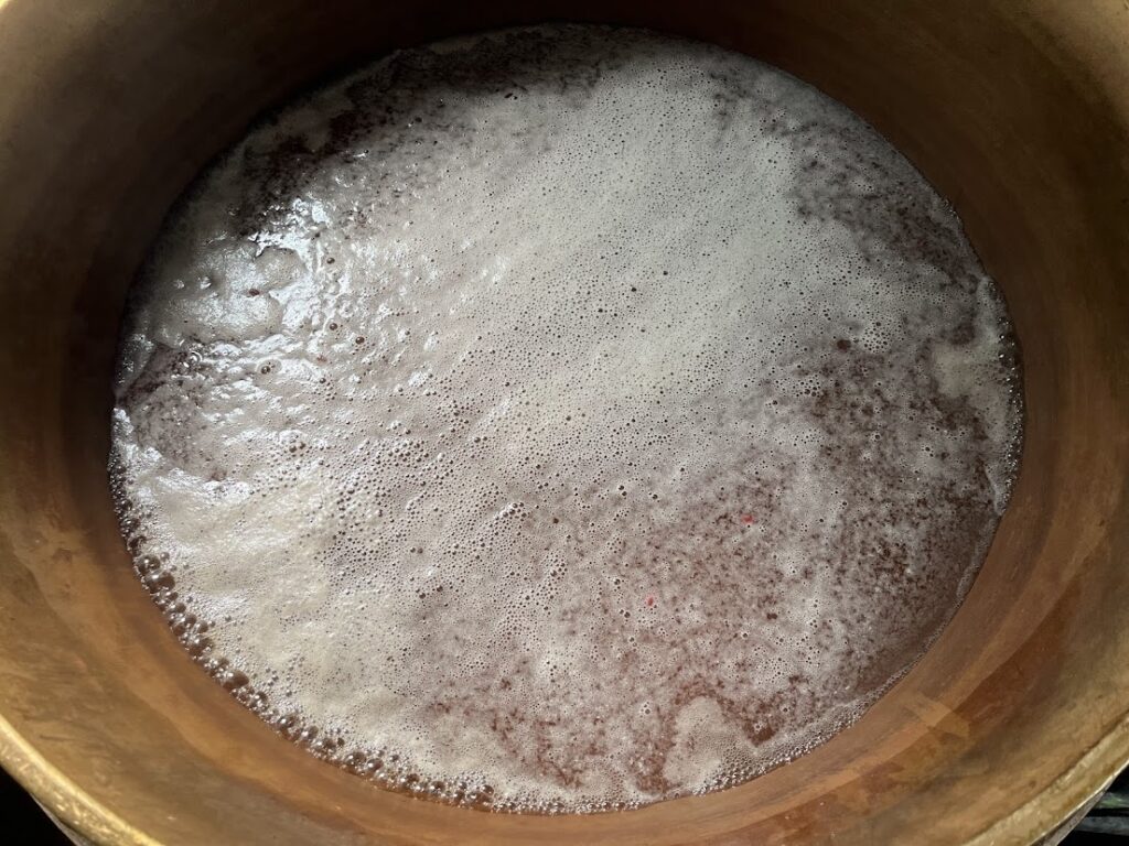 小豆を沸騰させて汚れを出す