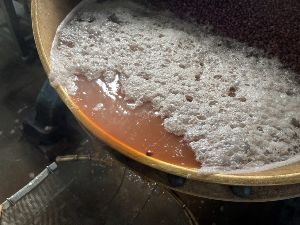 小豆の汚れたお湯を流し捨てる