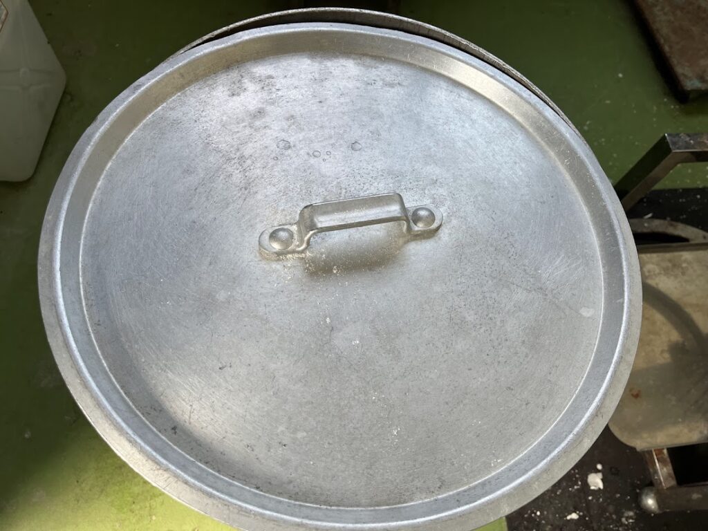 小豆の入った寸胴の蓋を閉めた状態