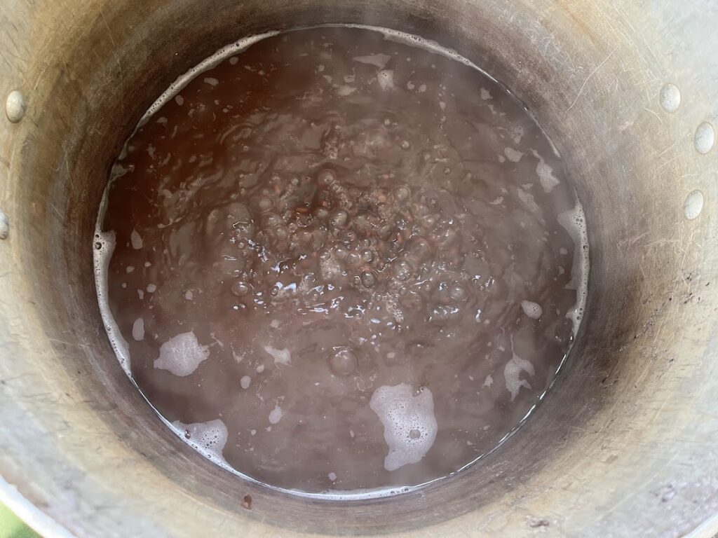 小豆を煮炊いていく