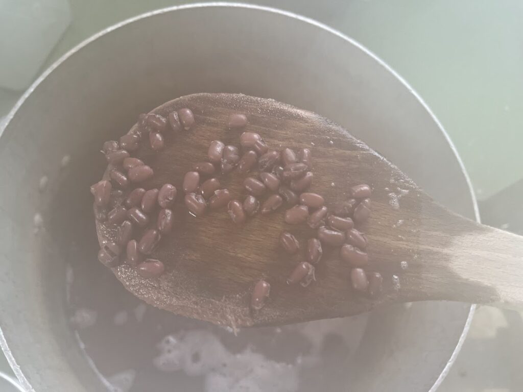 小豆の皮の固さ、中の芯を確認する