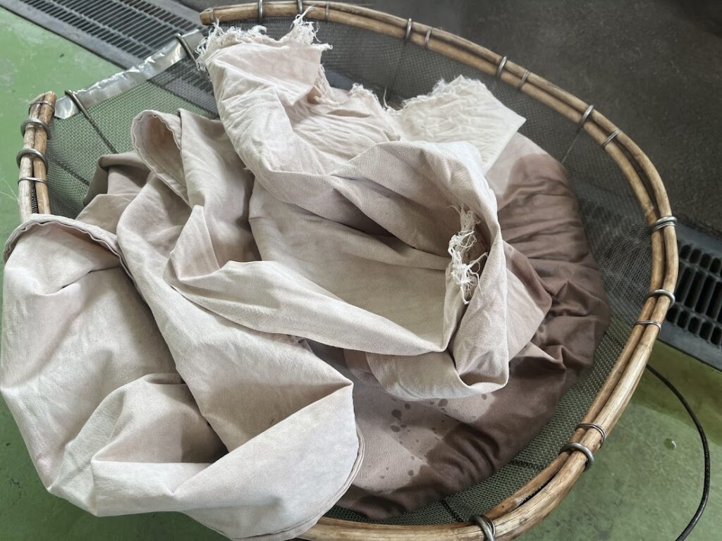 炊き終わった小豆をザルにあげる２