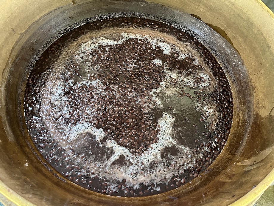 砂糖を溶かした蜜に小豆を加える