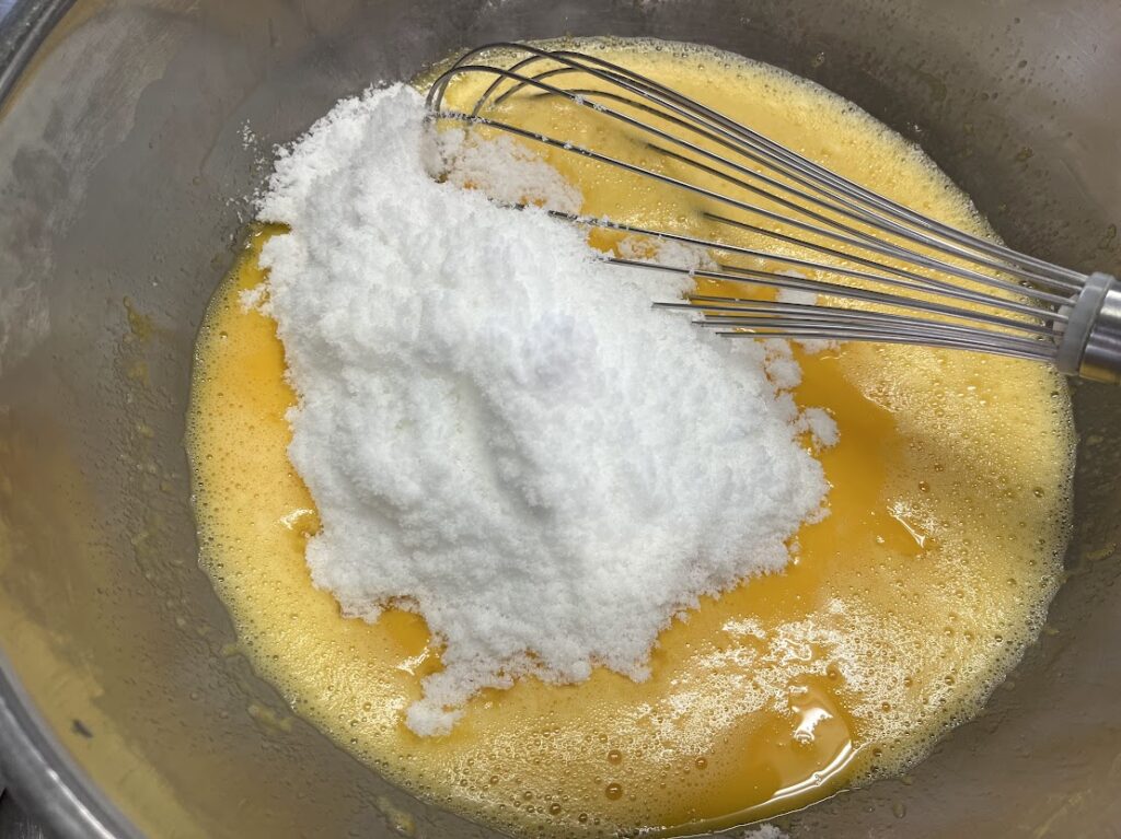 どら焼きの生地に上白糖を加える