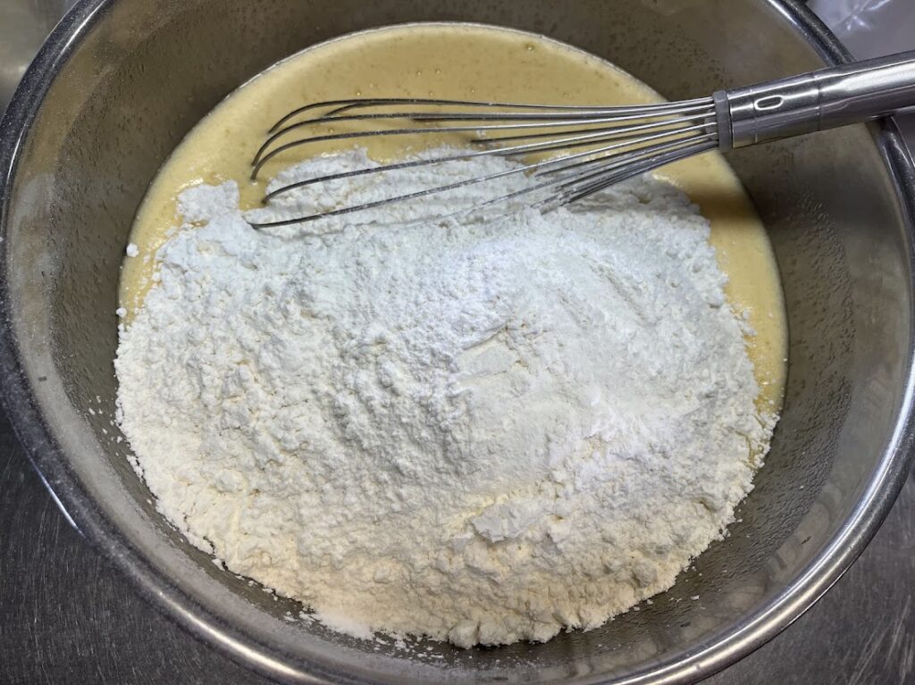 どら焼きの生地に小麦粉を混ぜ合わせる